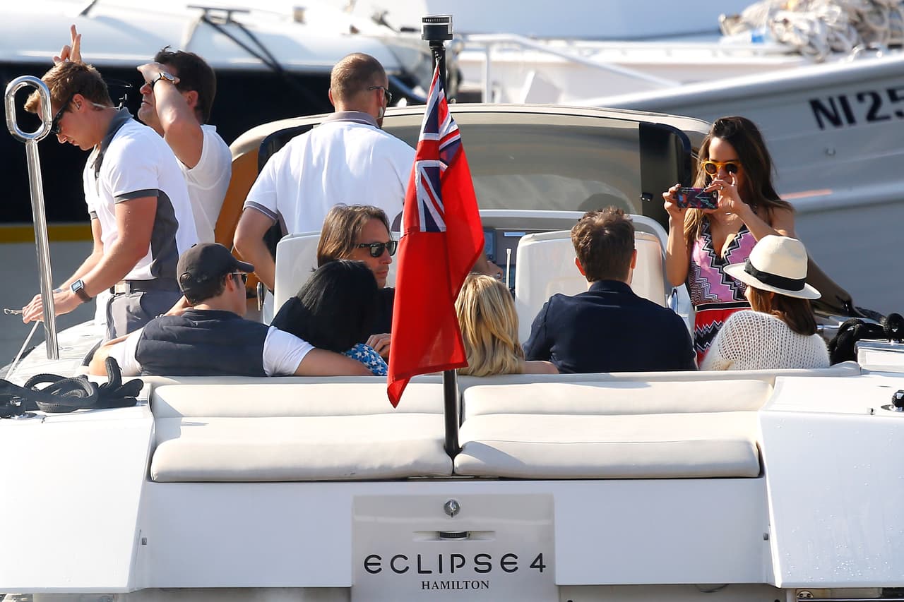 De inmediato el actor abrazó a su novia.