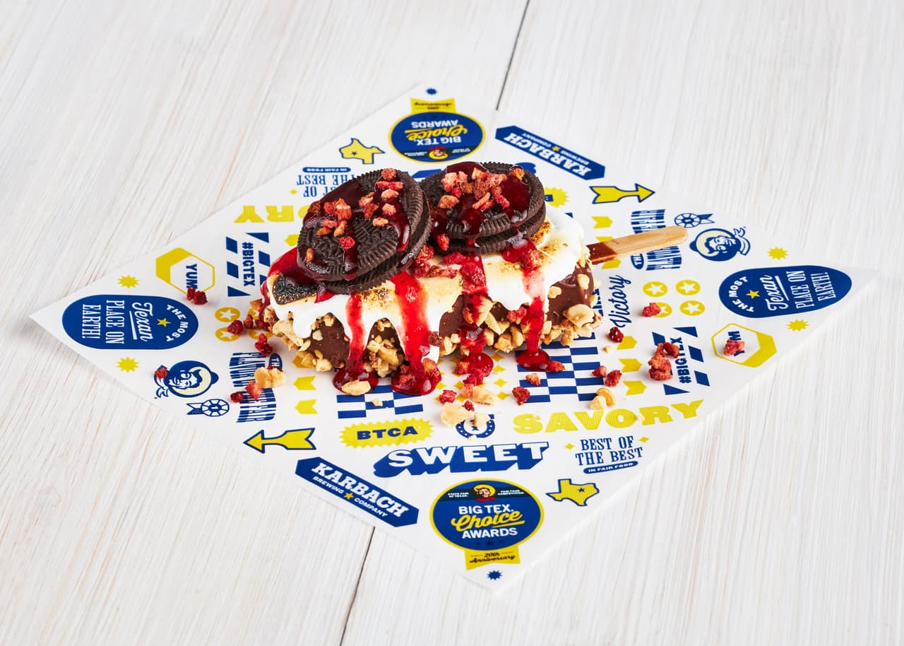 <b>Nevins Nutty Bar-laska</b>
<br>Este postre tiene una barrita de frutos secos con bombones o malvaviscos tostados y el toque final: dos galletas de chocolate con mermelada de fresa y nuez. "¡Está en un palito! ¿Qué hay más justo que eso?", dice Josey Nevins-Mayes, creador de la Nevins Nutty Bar-laska.