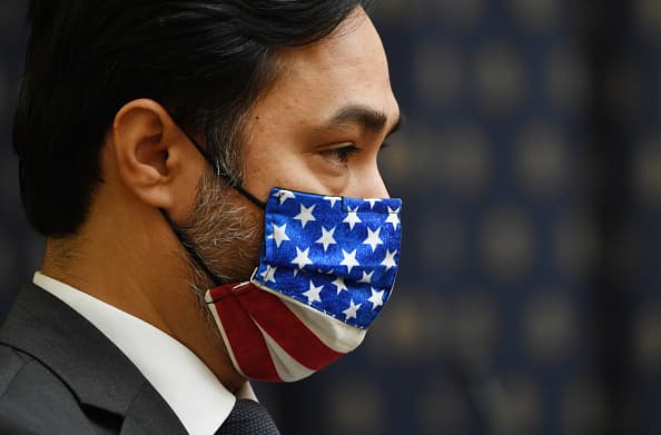 El congresista por San Antonio,
<b> Joaquín Castro</b>, escribió en su Twitter que se encontraba a salvo luego de que el Capitolio fuera tomado por manifestantes que simpatizan con Trump y que respaldan sus reclamos (infundados) alegaciones de fraude electoral. 
<br>
<br>Agregó que "el presidente de los Estados Unidos (Donald Trump) incitó a un intento de golpe de estado. Es un día oscuro en Estados Unidos, pero la paz, la democracia y el estado de derecho prevalecerán".