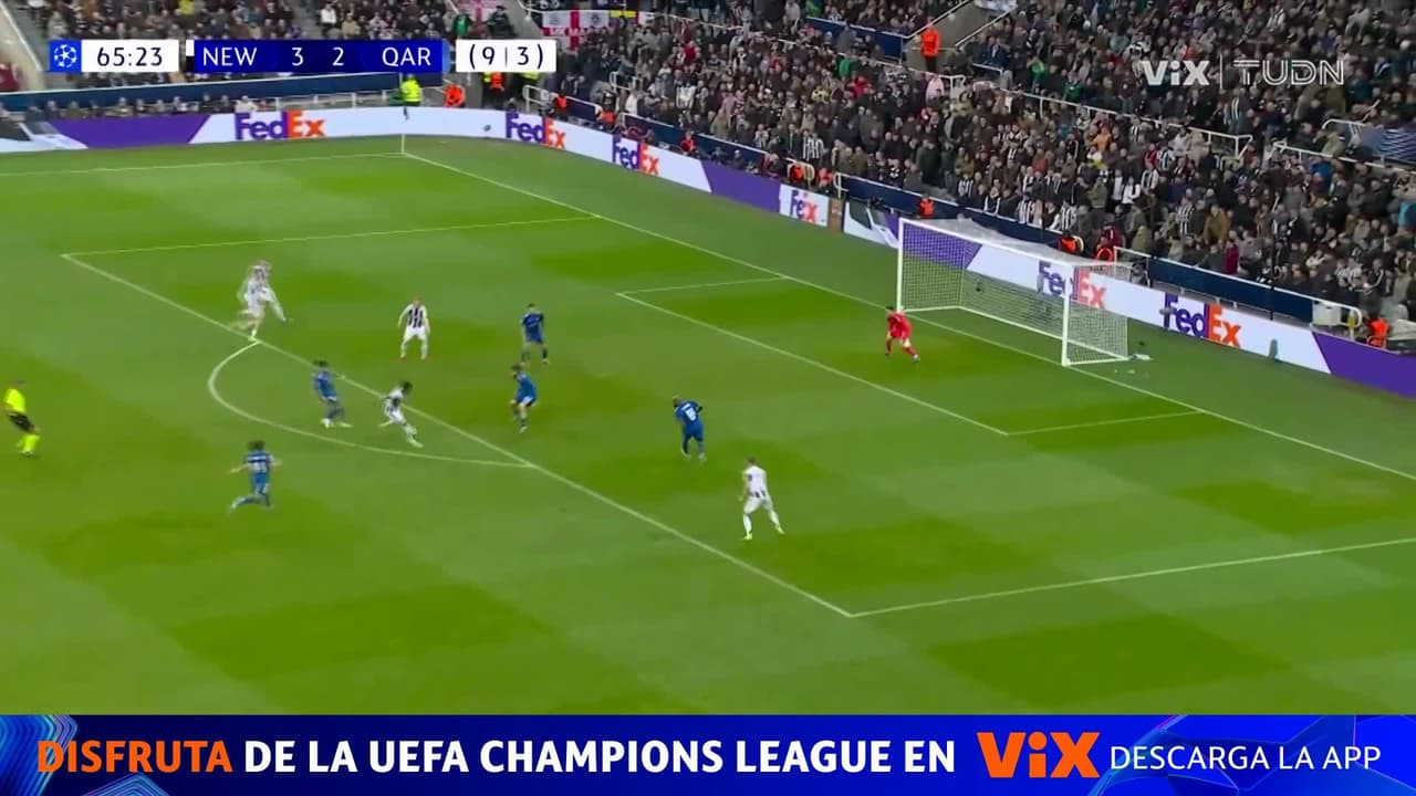 ¡ESPECTACULAR! Mateusz Kochalski salva al Qarabag con una atajada increíble