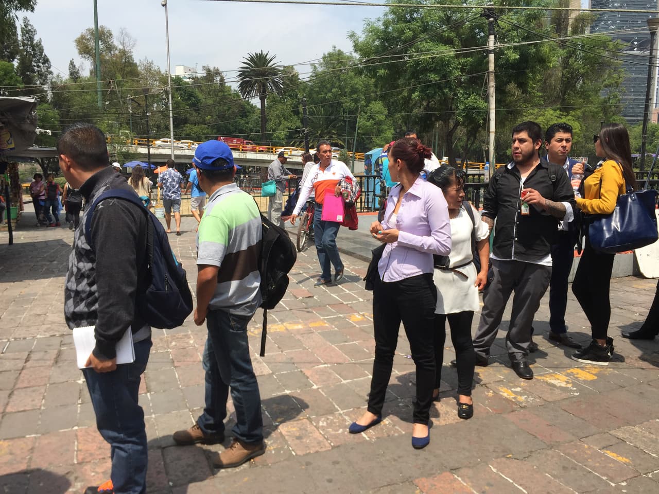 La fila para abordar los microbuses.