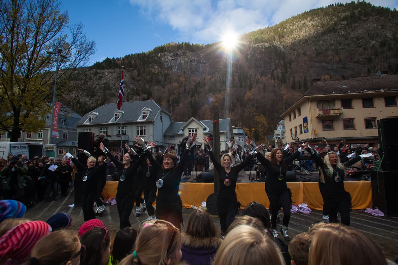 Rjukan, una ciudad ubicada a tres horas al noroeste de Oslo, Noruega, no tiene luz solar directa de septiembre a marzo debido a las montañas que la rodean. A principios del siglo XX el fundador de la ciudad tuvo la idea de instalar espejos en las montañas para reflejar el sol hacia el centro del pueblo, un proyecto que fue finalmente logrado por sus sucesores.