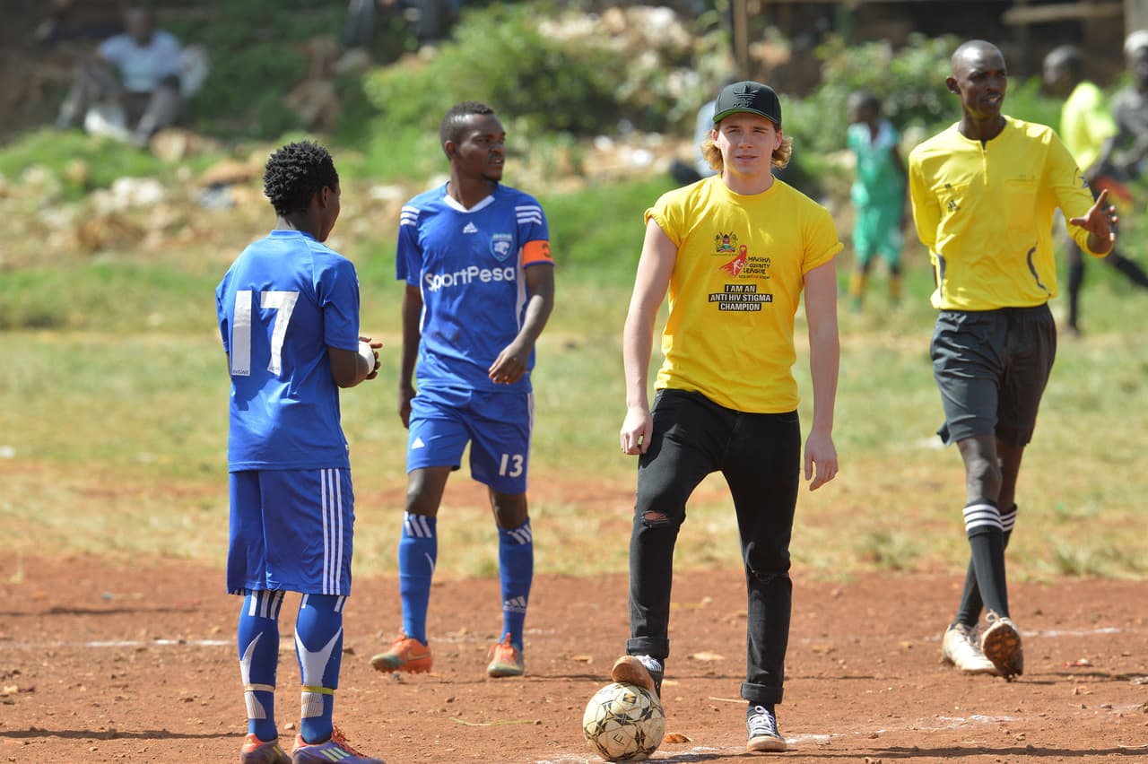 Brooklyn jugó con los chicos, portando una playera de la campaña.