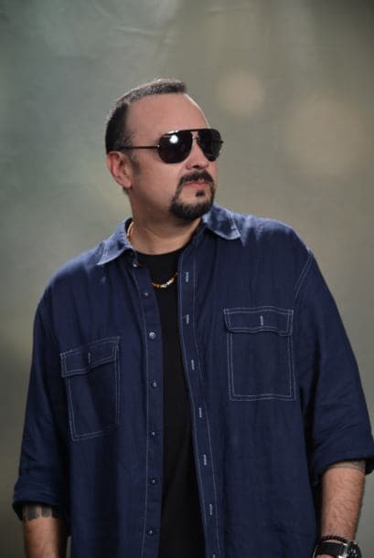 "Qué mala noticia la muerte del maestro Robin Williams. Descanse en paz" - Pepe Aguilar.