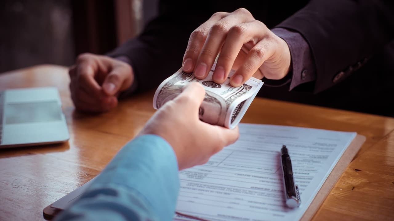 ¿Te piden depósitos para pagar servicios? Ten cuidado con este tipo de estafas que tienen en la mira a los latinos