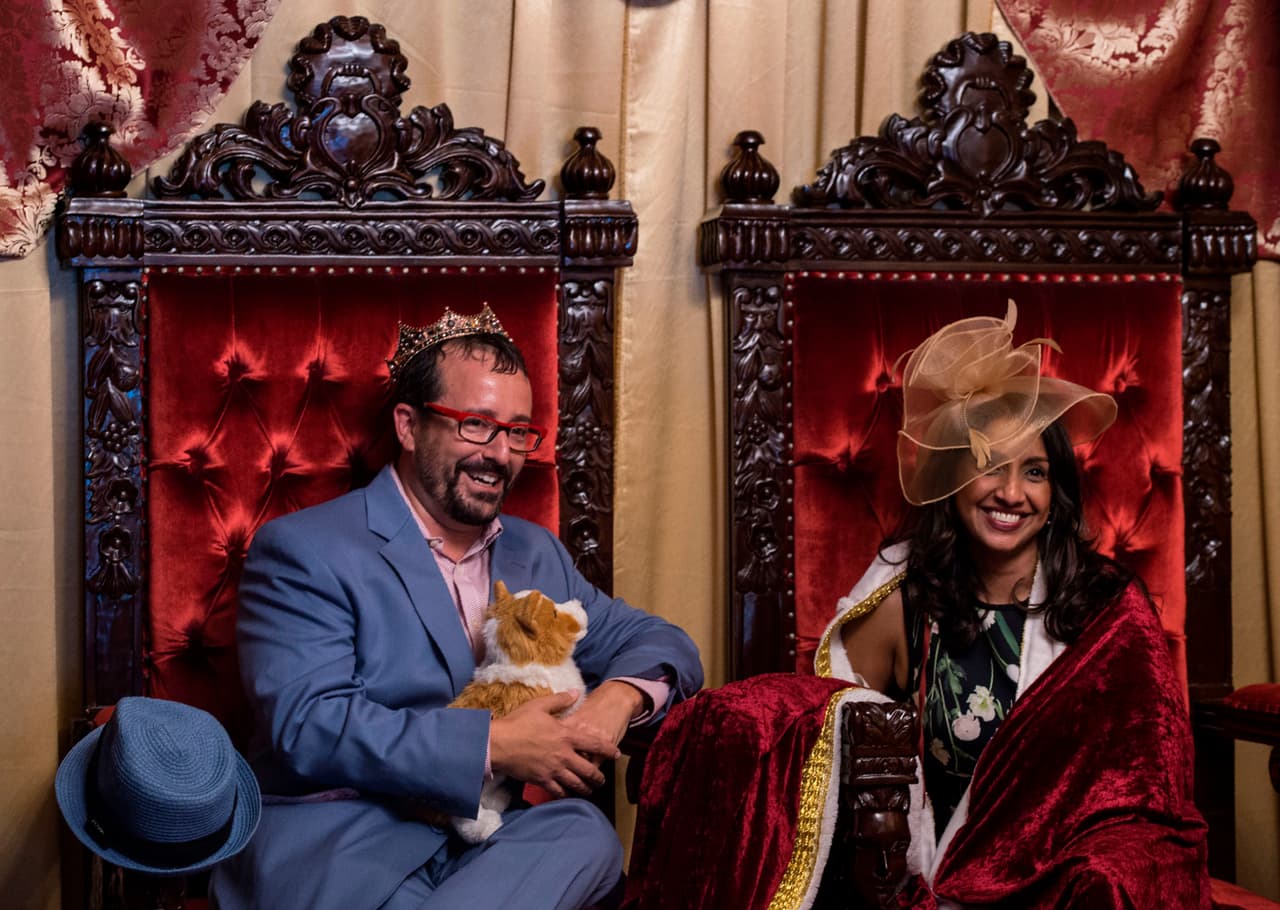 Tienen un corgi real con el que los visitantes, sentados en réplicas de los tronos, posan y celebran que de alguna forma son parte de la historia.