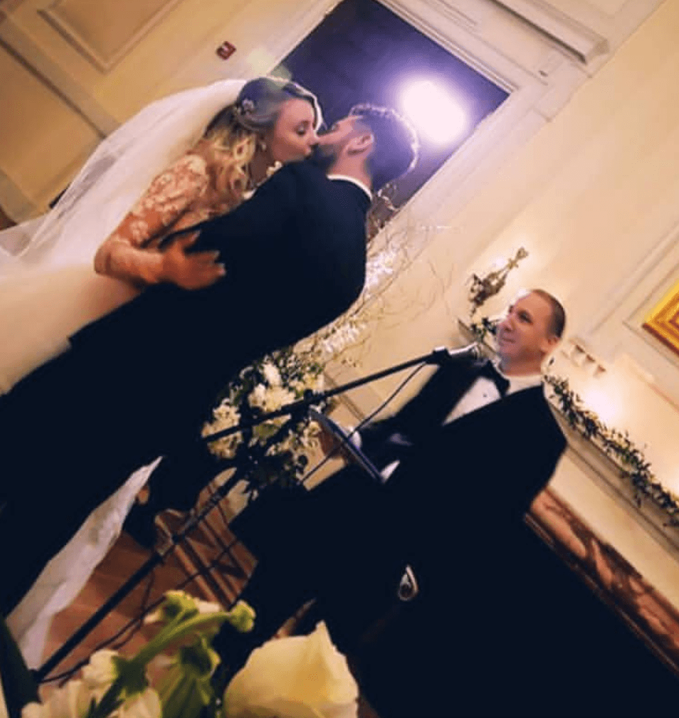 Los novios sellaron su pacto de amor con un beso.