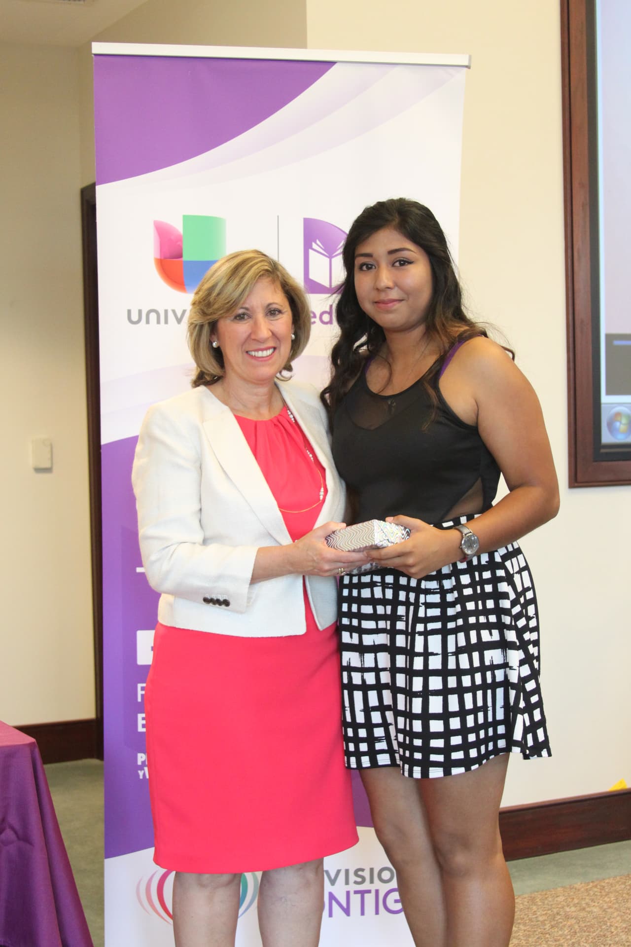 Como todos los años, Univision 40 hizo entrega de las becas Nuestra Juventud en una recepción que se llevó a cabo en las instalaciones del Western Campus de Wake Tech. Esta iniciativa que lleva 12 años, otorga becas a jóvenes hispanos destacados de todo el estado. Los estudiantes reciben $1,000 cada uno, que serán usados para pagar la matricula en la universidad. Estudiantes, familiares, patrocinadores y miembros de la comunidad se reunieron para celebrar la culminación de sus estudios y su siguiente paso hacia la universidad.