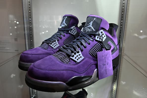 El coleccionista dijo estar encantado con su compra y calificó a Moon Shoe como un 
<b>"verdadero artefacto histórico en la historia del deporte y la cultura pop"</b>. En la imagen se muestra otro de los pares que formaron parte de la subasta en la ciudad de Nueva York.