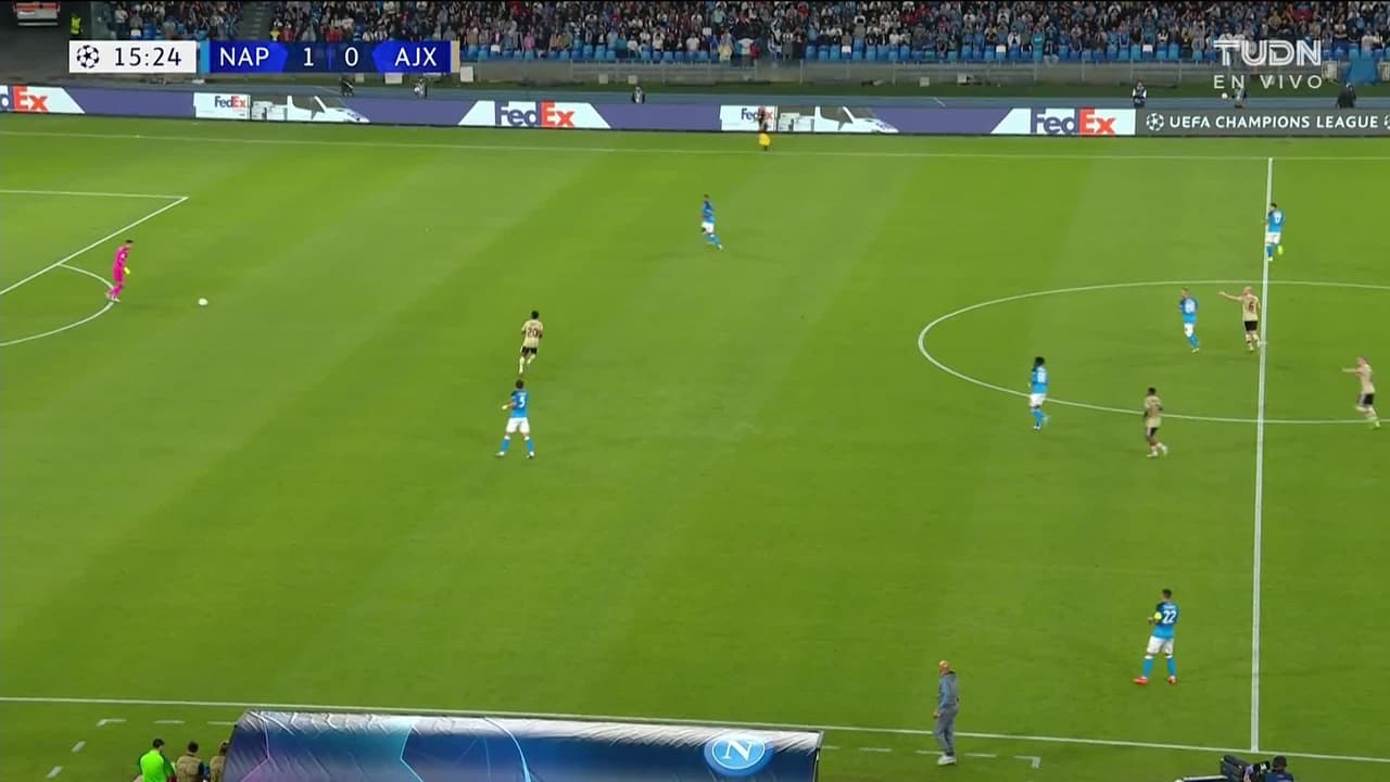 ¡GOL!  anota para Napoli. Giacomo Raspadori