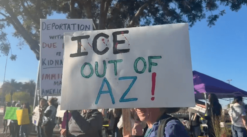 Tanto los mensajes escritos como las consignas que se gritaron iban encaminadas a 
<b>pedir que los agentes del Servicio de Inmigración y Control de Aduanas se mantengan fuera del territorio estatal</b>.