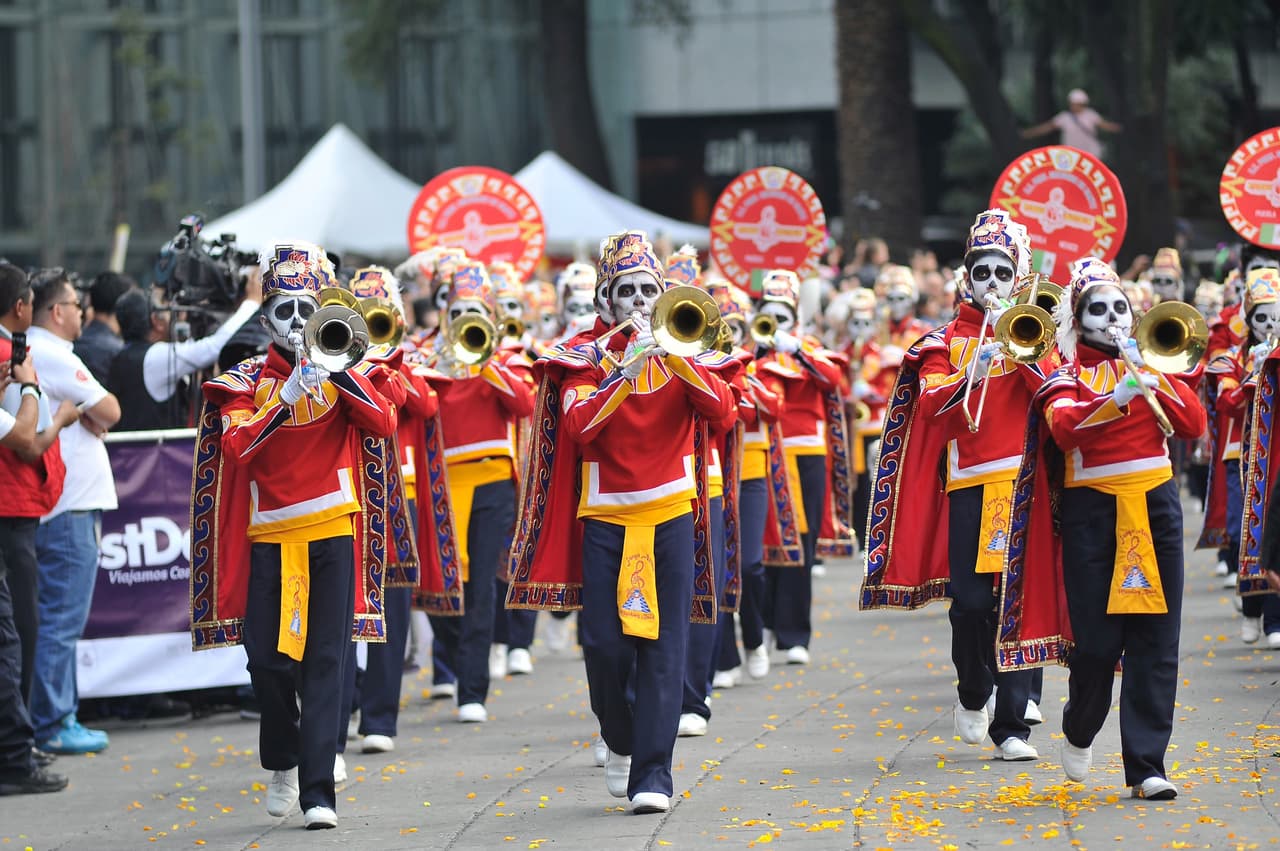Durante la celebración en Paseo de La Reforma hasta desfiló una 'Banda de Calacas'.