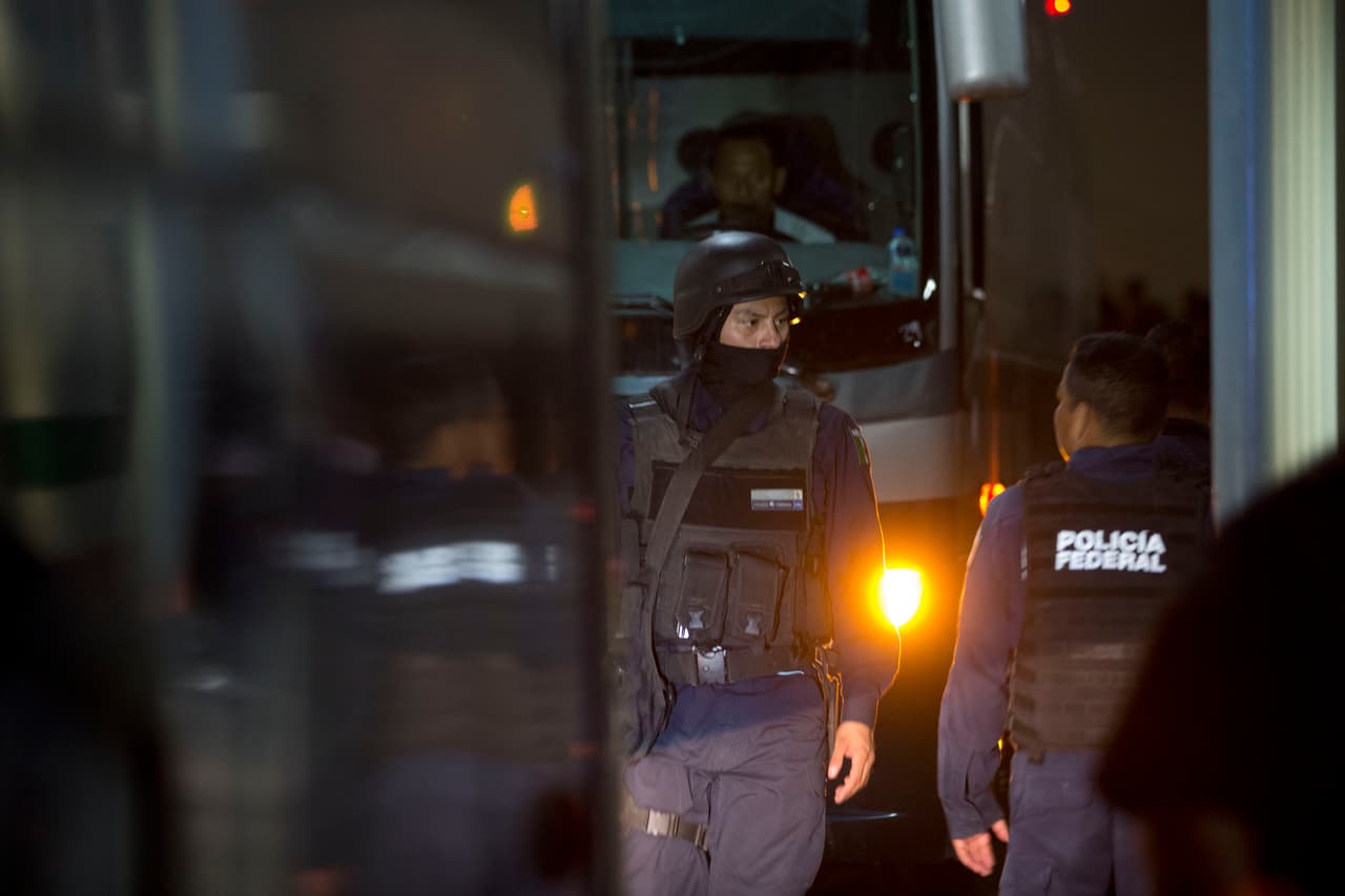 La policía federal ingresa a un centro de detención de inmigrantes en Tapachula, estado de Chiapas, México, a última hora del jueves 25 de abril de 2019. Un gran grupo de migrantes principalmente cubanos escapó a pie del centro de inmigrantes en la frontera sur de México.