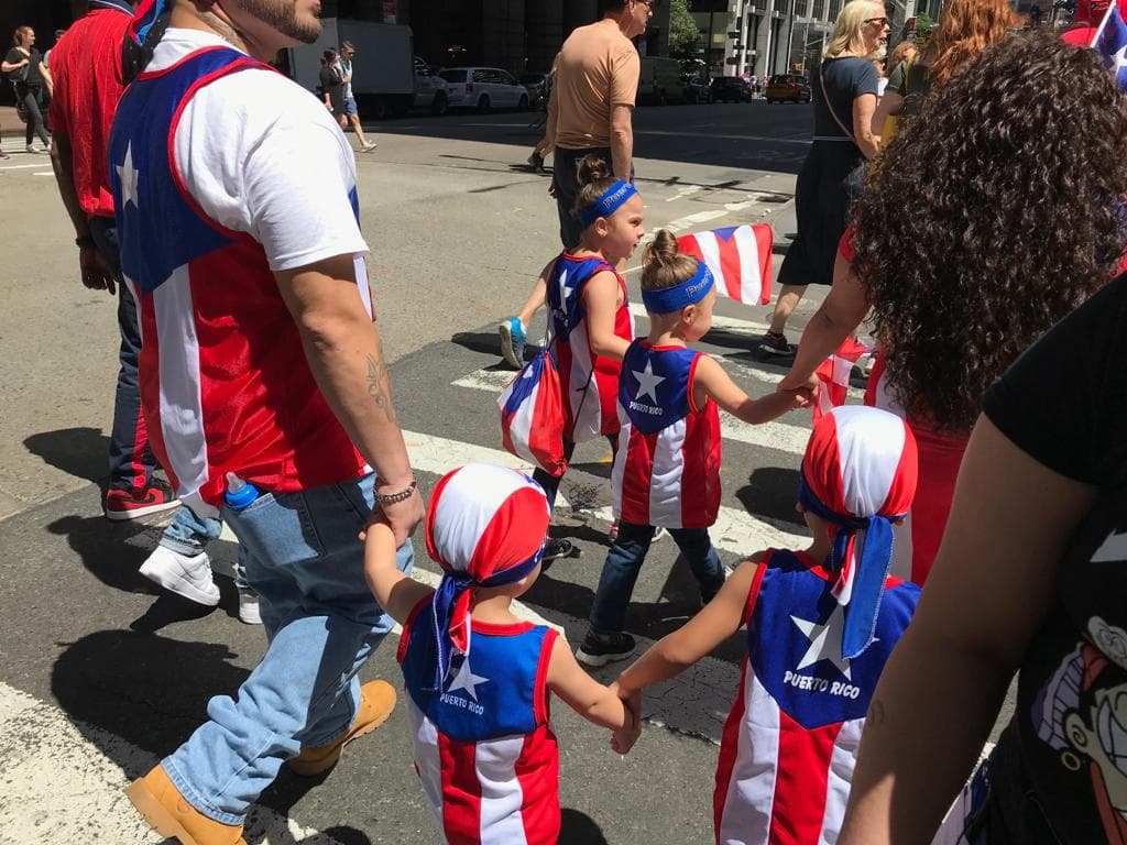 Hasta los más pequeños llegan al desfile con sus trajes con la bandera puertorriqueña.
<br>