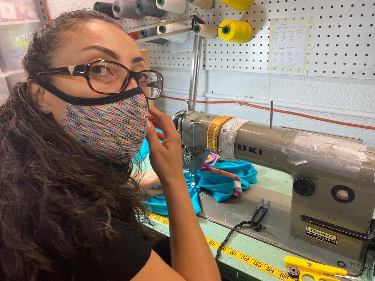 Hace dos semanas el panorama pintaba negro para el taller de uniformes de bailarinas y ropa de hacer ejercicio, ‘Ilogear’, que se había quedado sin clientes por la crisis del coronavirus. 
<br>