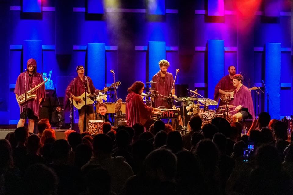 <b><a href="https://phillymusicfest.com/" target="_blank">Philly Music Fest (del 6 al 10 de octubre)</a></b>: Se trata de la quinta celebración anual de la vibrante escena musical de la ciudad. Diecinueve actos con sede en Filadelfia se presentan en cinco lugares locales en una serie de actuaciones de rock, hip-hop, bluegrass, punk y otras. El festival, que también incluye un día de paneles centrados en la industria, ayuda a apoyar a las organizaciones de educación musical.