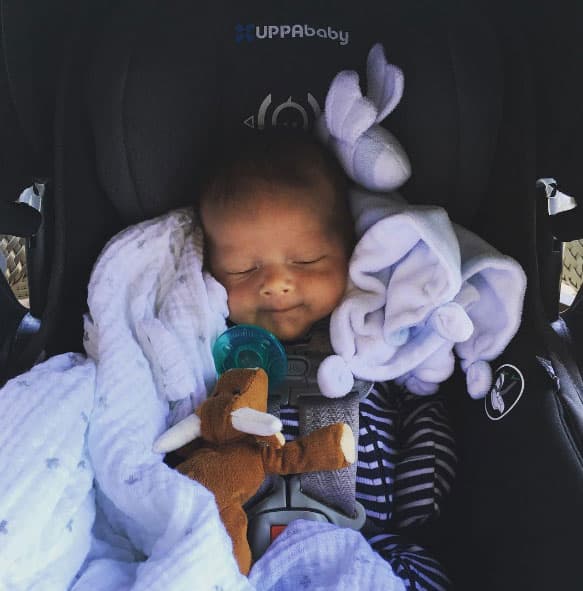 ¡Nos lo comemos a besos! Míralo tan dulce en su sillita.