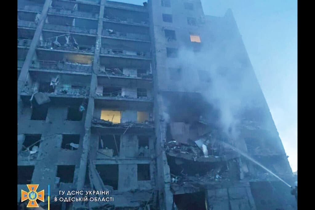 Al menos 18 muertos deja el impacto de misiles rusos contra un edificio residencial al sur de Ucrania