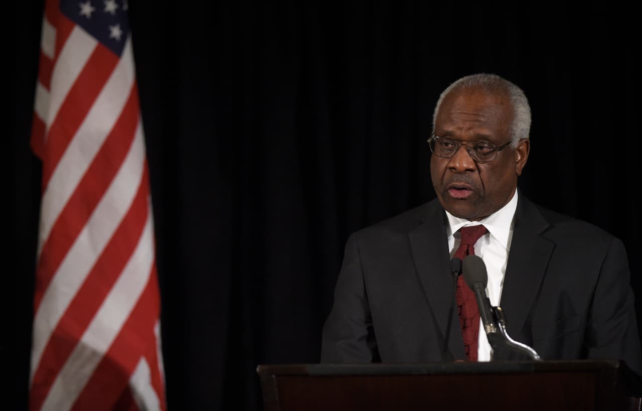 Juez de la Corte Suprema Clarence Thomas no informó de costosos regalos de un donante republicano, revela informe