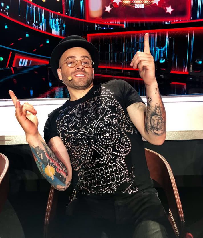 Su 'look' lo completó con un sombrero de copa negro. Nacho, señaló, además que la mayoría de su ropa es regalada.