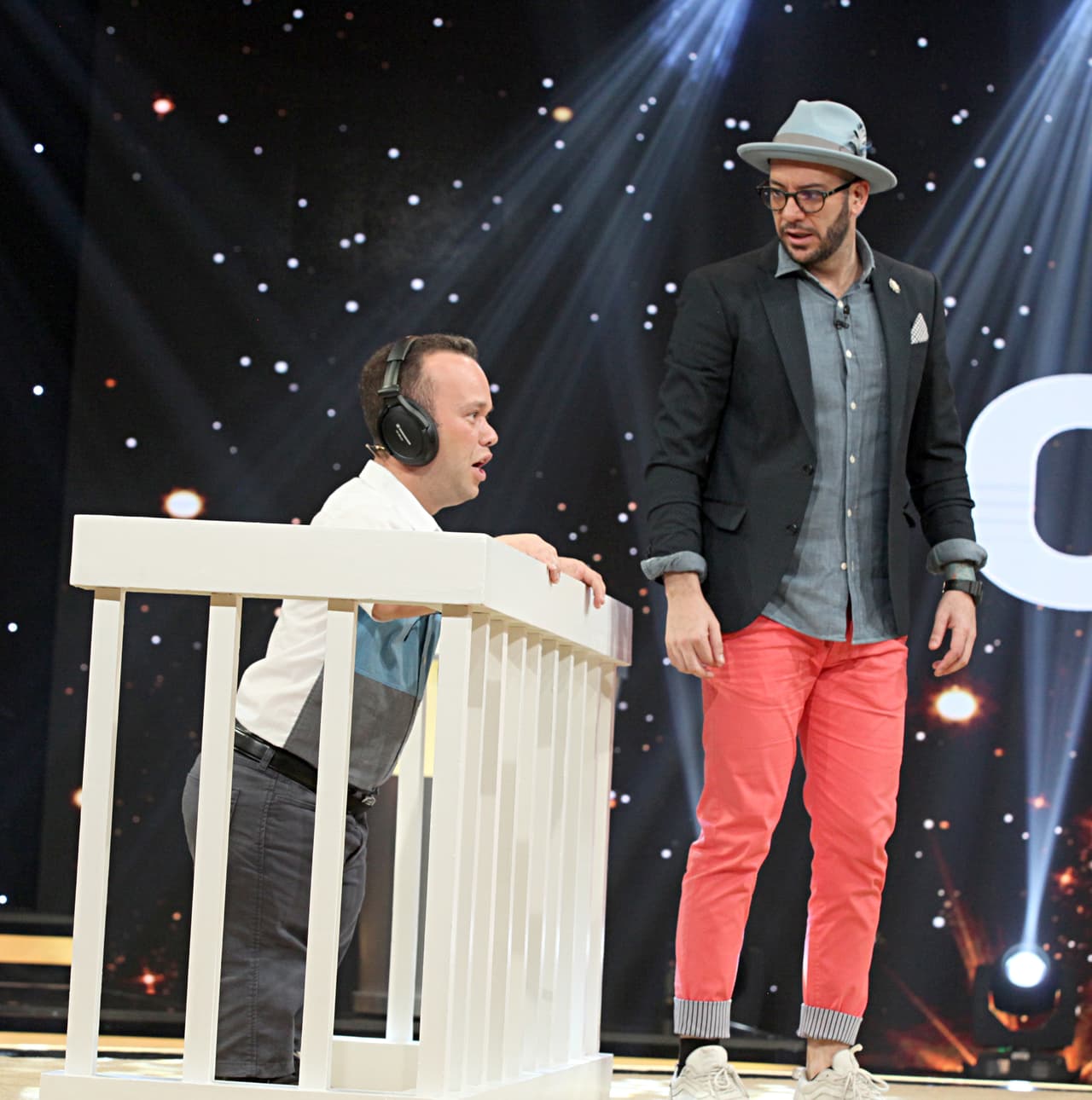 Carlitos y Paul jugaron juntos 'Ni hablar'. En este concurso, el 'productor' de El Gordo y La Flaca se tapó los oídos con audífonos con música a todo volumen. Él debía adivinar las palabras solo con la gesticulación de Paul.