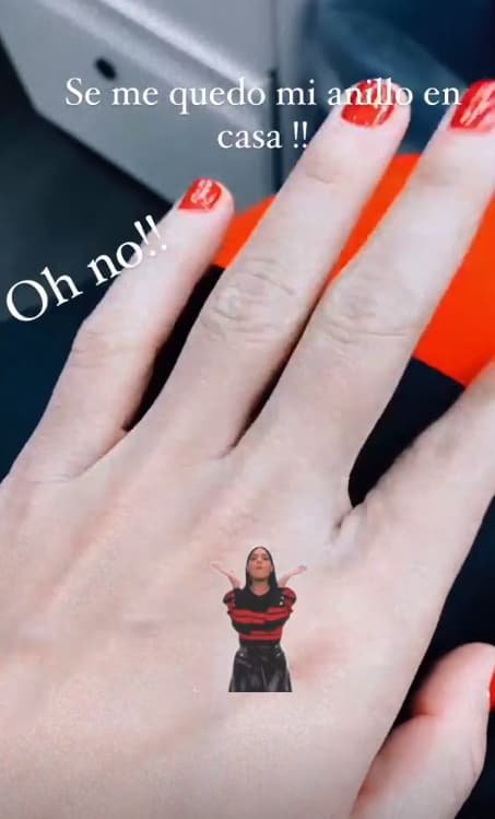 Aclarando que fue por un descuido que el anillo que le dio su amado se había quedado en su casa.