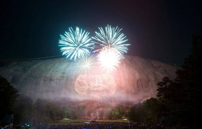 El 31 de diciembre, Stone Mountain Park operará el evento navideño como de costumbre y luego se celebrará el comienzo del Año Nuevo con una nevada mágica y la cuenta regresiva de principios de 2022. Cuando el reloj marque las 9 p.m. podrás disfrutar de la nieve y los fuegos artificiales.