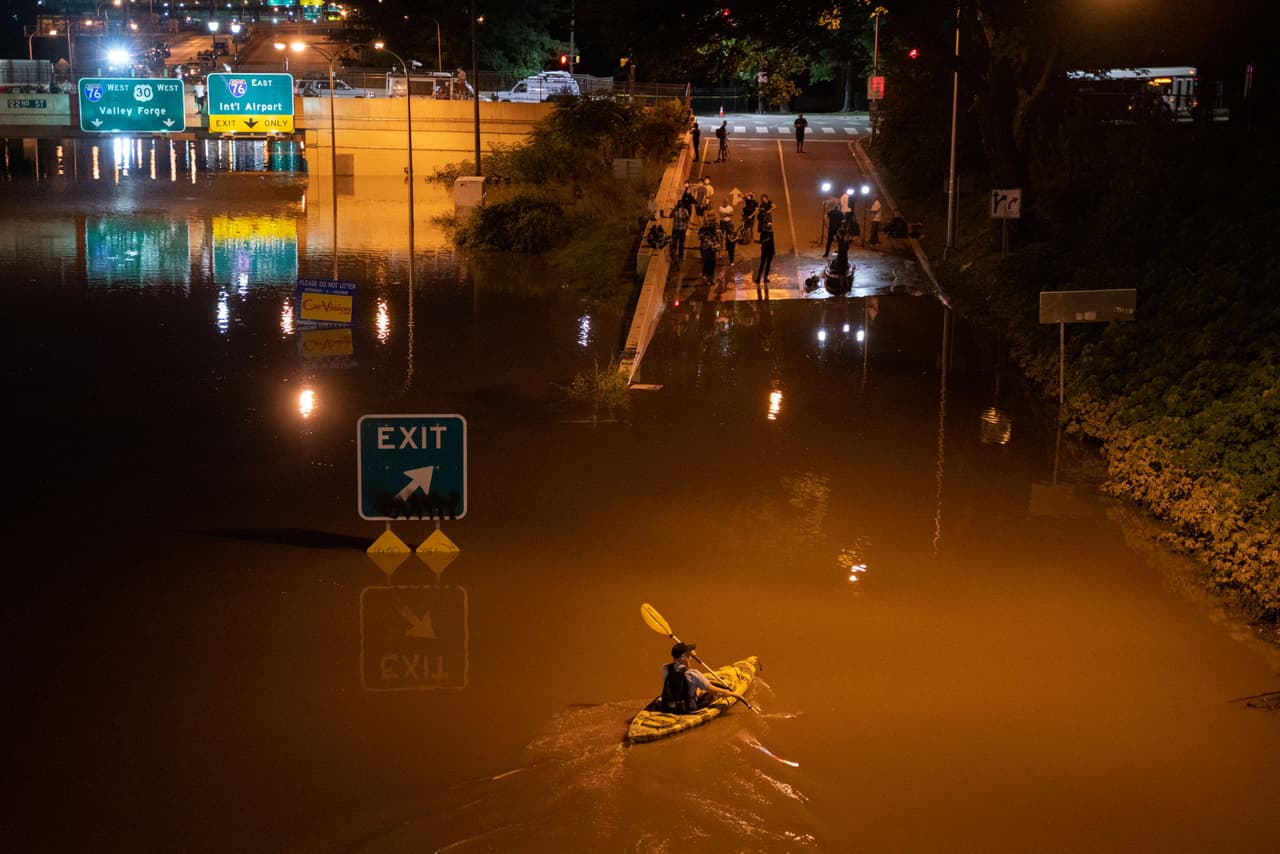 Las inundaciones repentinas causadas por los restos del huracán Ida mataron al menos a 44 personas en cuatro estados del noreste de EE. UU. durante la noche del jueves, incluidos varios que murieron en los sótanos durante el 
<a href="https://www.univision.com/local/philadelphia-wuvp/remanentes-ida-traeran-6-pulgadas-lluvia-inundaciones-filadelfia">evento meteorológico "histórico"</a> que los funcionarios atribuyeron al cambio climático.