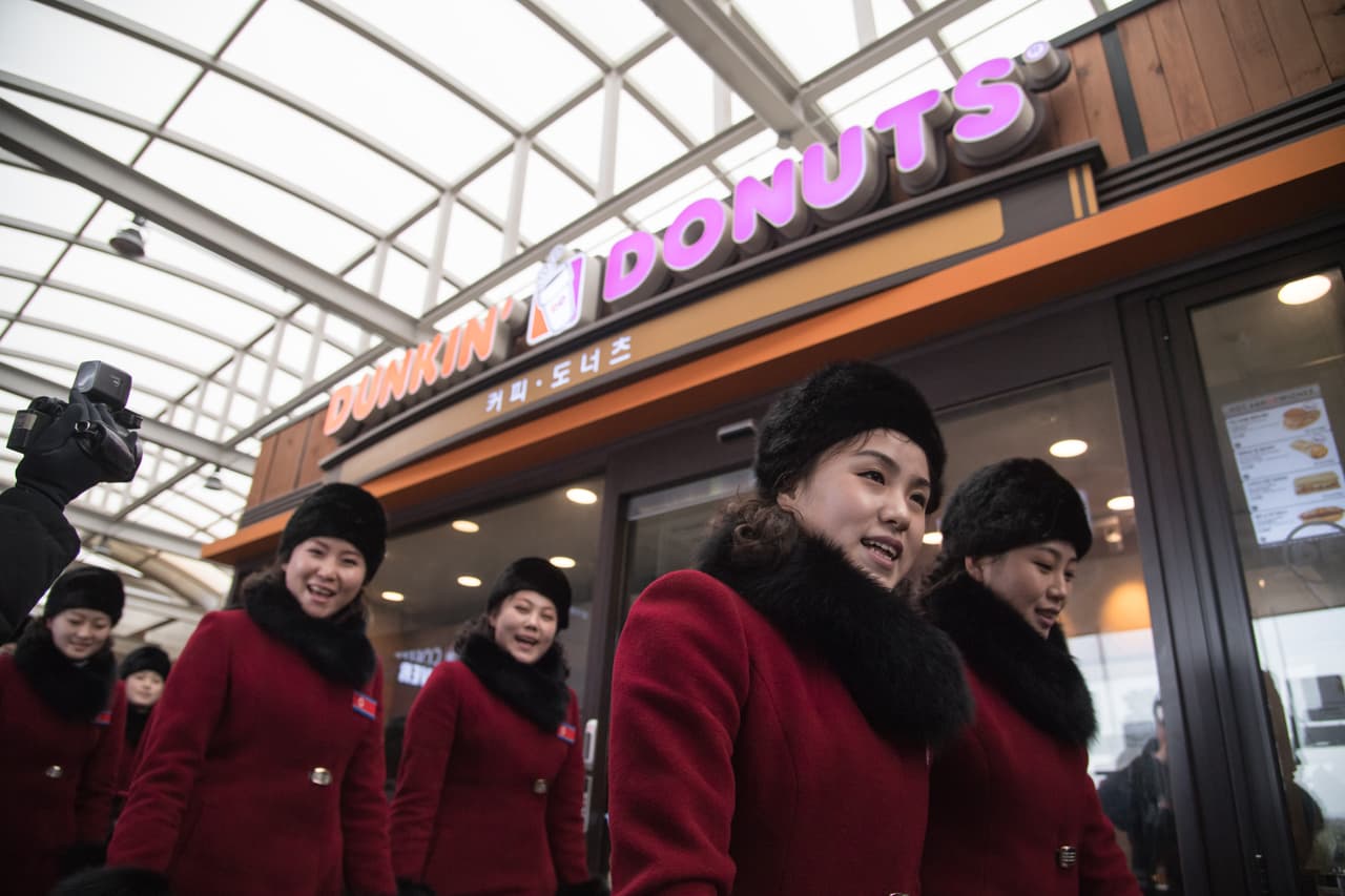 Ataviadas con sendos abrigos y gorros de piel, se dirigieron hacia la sede de los juegos. En el camino, pararon en un descanso de la carretera en Gapyeong.