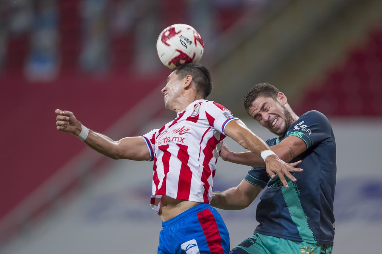 Chivas tocaba la puerta muy temprano en el partido; Molina estuvo cerca de abrir el marcador.