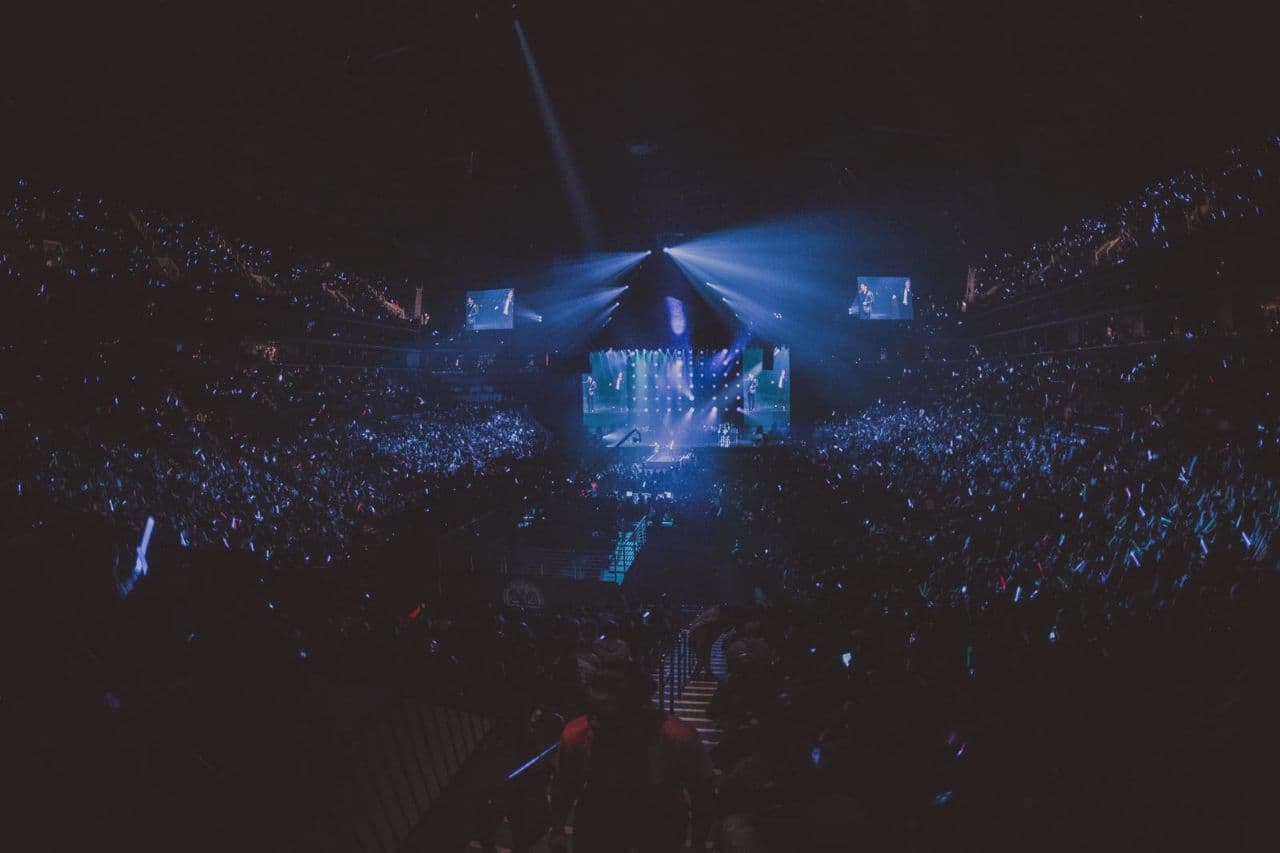 El evento benéfico fue todo un éxito y esta es una muestra de toda la gente que acudió a escuchar a sus estrellas.