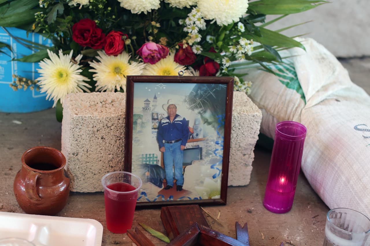 El padrino, Florencio Flores Nolasco, estaba casado con Susana Villanueva. Eran vecinos de toda la vida, las casas de sus padres están una frente a otra, en el callejón Josefa O. Domínguez de Atzala.