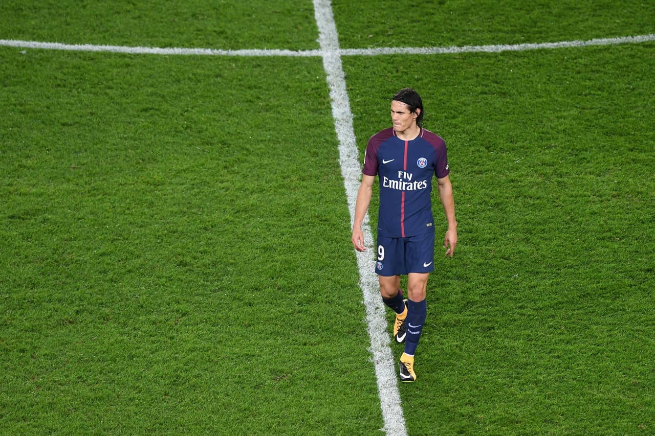 Las imágenes vistas en Twitter y en Facebook fueron las de Edinson Cavani sosteniendo una airada conversación contra Dani Alves y Neymar Junior.