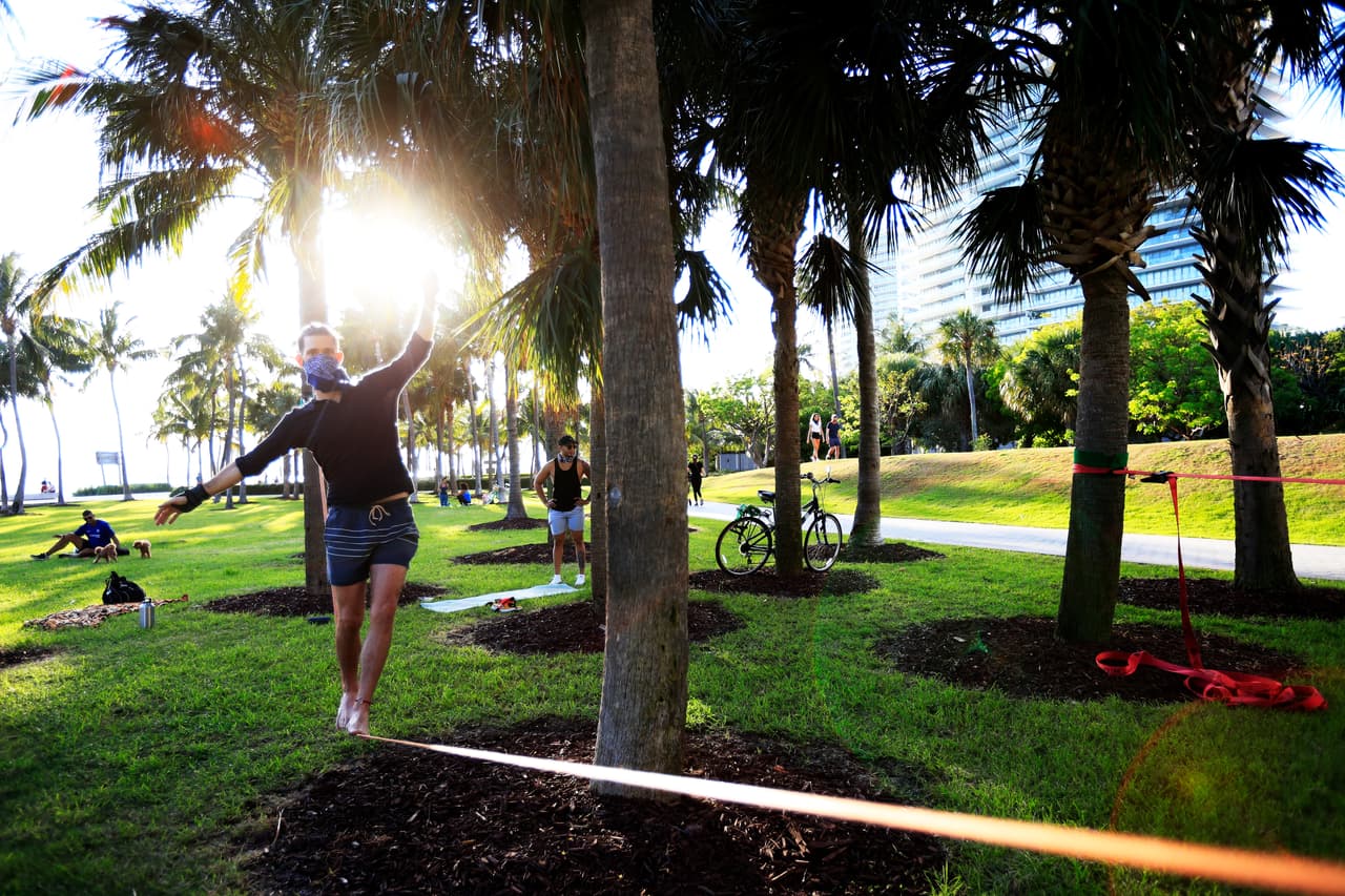 Sin embargo, la policía de Miami Beach informó que la mayoría siguieron las reglas una vez que se les acercaban los Park Rangers y, además, los que no tenían mascarillas simplemente se iban. 
<br>