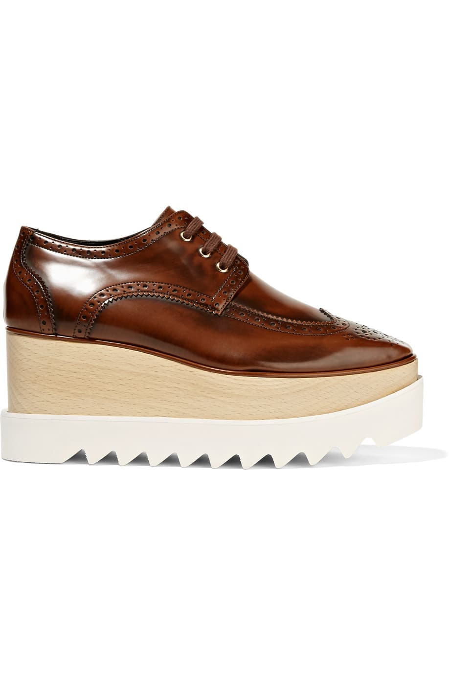 Estas plataformas chunky aportan altura, pero hacen que el pie no pierda inclinación. Su suela de goma las hace muy liviana, pero habrá que cuidar del tobillo para que no se vaya de lado. (Stella McCartney:
<a href="http://www.net-a-porter.com">www.saksfifthavenue.com</a>)
<br>