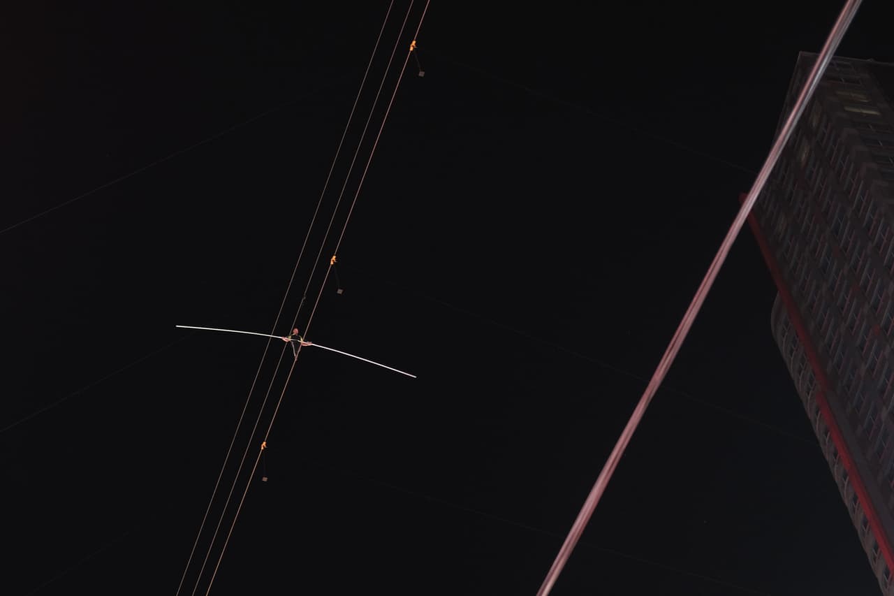 Nik, apodado 'el Rey de la cuerda floja' y perteneciente a una familia con 200 años de tradición acróbata, dijo a NBC que se trata de un homenaje a la primera actuación de los Wallenda en el Madison Square Garden de la Gran Manzana, en 1928.
<br>