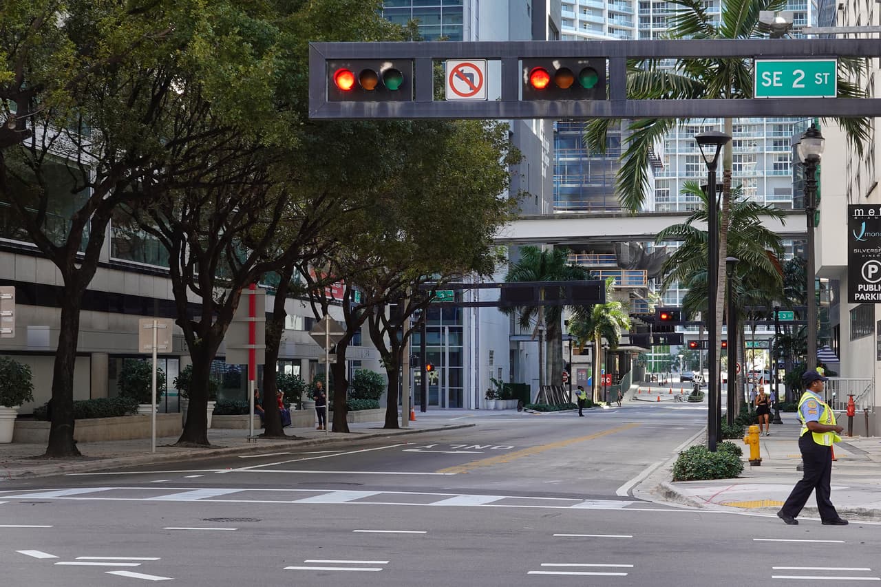 Así se ven las aceras de Brickell en un día de semana, cuando siempre están pobladas de gente haciendo ejercicio o dirigiéndose a sus trabajos y reuniones.