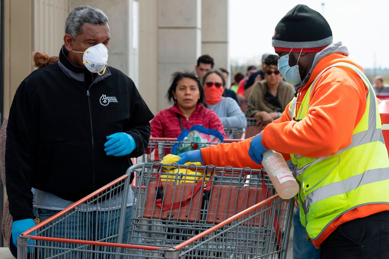 Los supermercados en todo el país le están pidiendo a sus clientes que usen tapabocas para evitar contagios de coronavirus.