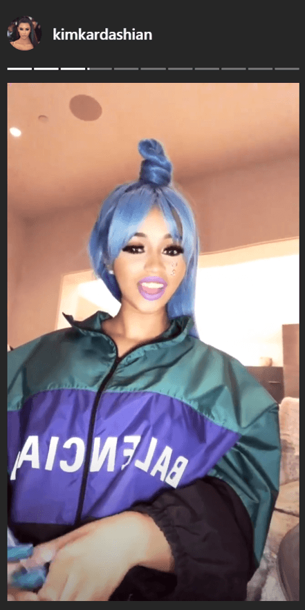 Lo que en raras ocasiones hace la rapera de 25 a帽os en sus redes, lo hizo en las de la socialit茅, quien comparti贸 esta imagen suya
<b>con uno de los tantos filtros</b> que Kardashian disfruta.