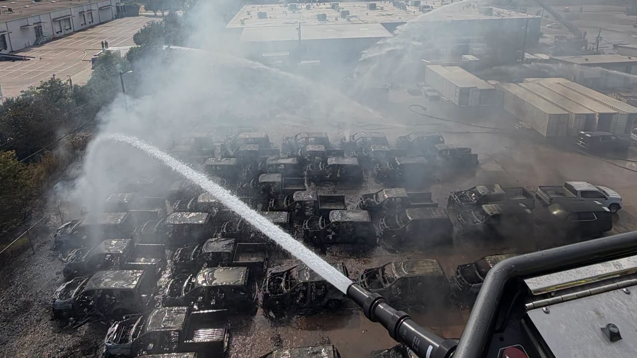<h3 class="cms-H3-H3">¿Qué provocó el incendio? </h3>Esa es una de las preguntas 
<b>que todavía permanece abierta. </b>
<br>El Departamento de Bomberos de Grand Prairie indicó que sus equipos permanecerían en el lugar después de contener las llamas para revisar y apagar puntos calientes, es decir, 
<b>zonas donde todavía puede quedar suficiente calor para que el fuego vuelva a encenderse.</b>
<br>La causa del incendio 
<b>sigue bajo investigación.</b>
<br>Las autoridades tampoco han informado 
<b>cómo se propagaron las llamas entre tantos vehículos ni han confirmado el número final de autos dañados.</b>