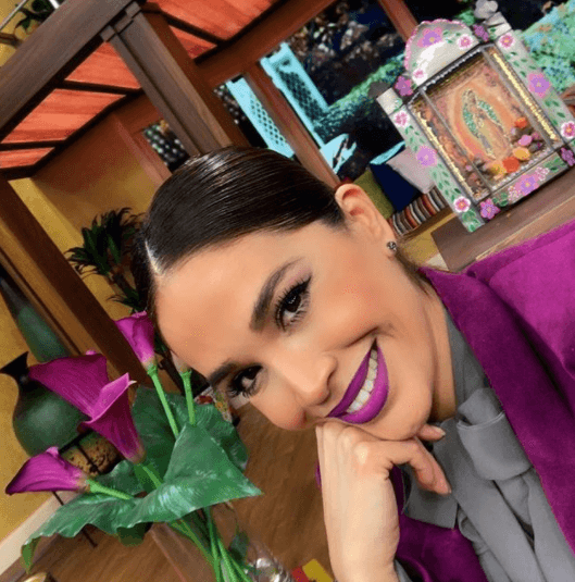 No solo frente a las cámaras, también en sus redes sociales, Karla Martínez es capaz de todo para hacenos sonreír.