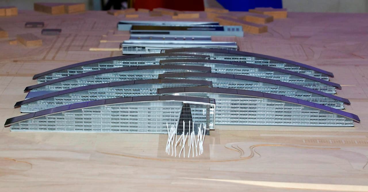 Un modelo a escala de la nueva sede de la Organización del Tratado del Atlántico Norte presentada en diciembre de 2010, al comienzo de la construcción. En el evento de apertura Donald Trump aseguró que los miembros de la OTAN deben "finalmente contribuir de manera justa" para cumplir con sus obligaciones, al referirse que cada país debe contribuir al presupuesto de defensa con el 2% de su PIB, tal como se acordó en 2011.