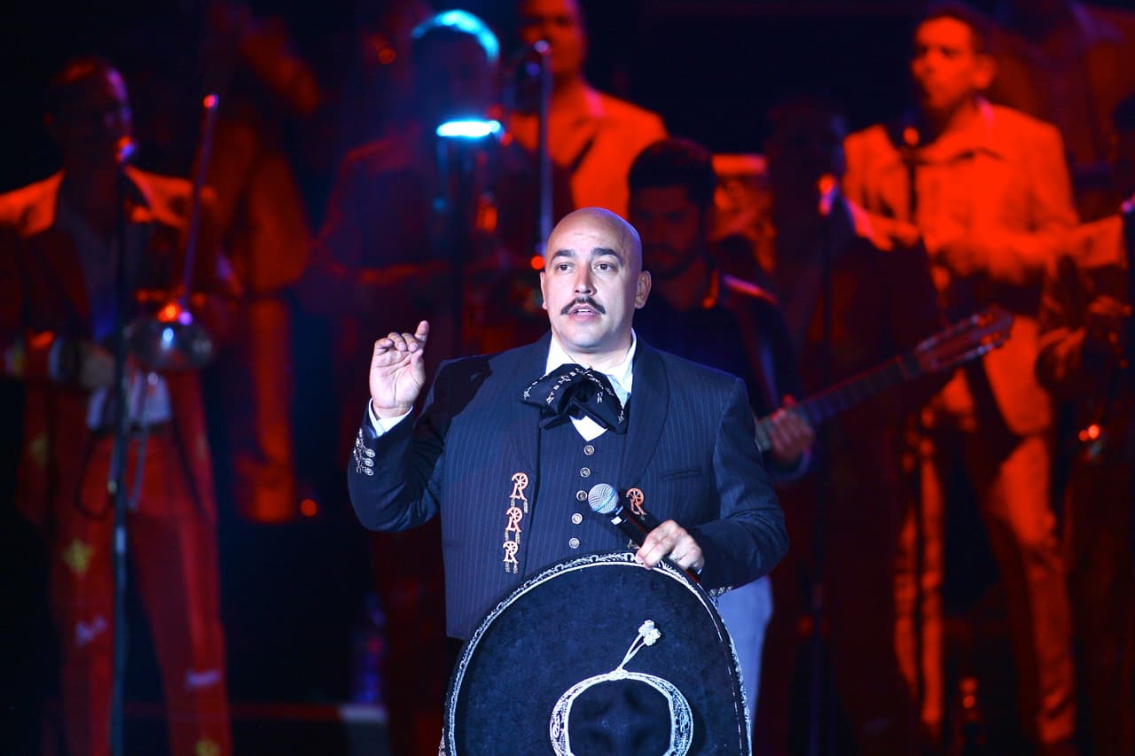 Y también hermano y amigo de Jenni Rivera.