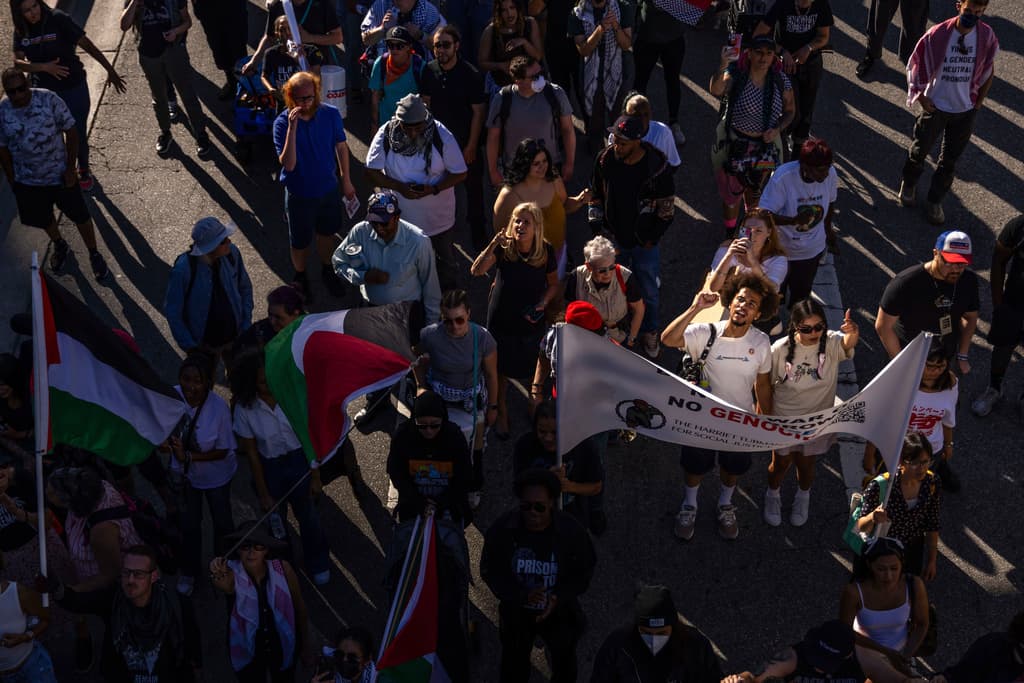 Minneapolis se opuso en los tribunales a la medida de la administración Trump, argumentando que esto obstaculizaría el progreso de la ciudad en materia de vigilancia policial. “Ni Trump ni nadie en Washington puede impedirnos realizar esta labor con la que estamos realmente comprometidos”, declaró el alcalde Frey en una conferencia de prensa.