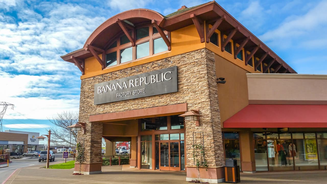 <b>Banana Republic | </b>Muchos minoristas mantendrán sus tiendas cerradas el día de Acción de Gracias por segundo año consecutivo, una consecuencia de la pandemia. Banana Republic es otra de ellas.
<br>
<br>Otras tiendas como Home Depot, Lowe's, Costco y Apple tradicionalmente
<a href="https://www.usatoday.com/story/money/shopping/2021/11/22/thanksgiving-2021-stores-open-closed-hours/8675136002/"><u>han permanecido cerradas</u></a> este día.