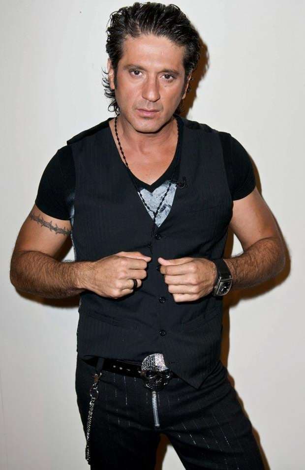 "Yo me quedé (asombrado)", continuó, "te lo estoy diciendo de frente: ¡No! yo 
<b><a href="https://www.univision.com/shows/despierta-america/que-recoja-su-bulto-niurka-estalla-enviandole-duro-mensaje-a-la-esposa-de-su-ex-bobby-larios-video" target="_blank">no tenía nada qué ver con ella</a></b>". 
<br>