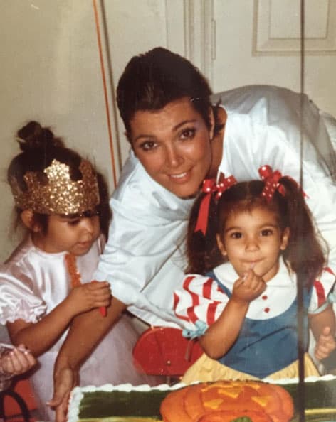 Aquí con su mami Kris Jenner. ¡Qué tiernas!