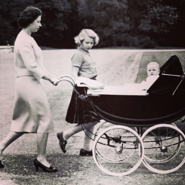 Como era de esperarse, Silver Cross es la marca para los bebés de la casa real británica. Aquí la reina de Inglaterra con el príncipe Andrew a bordo de un carrito modelo Balmoral Pram, en 1960.