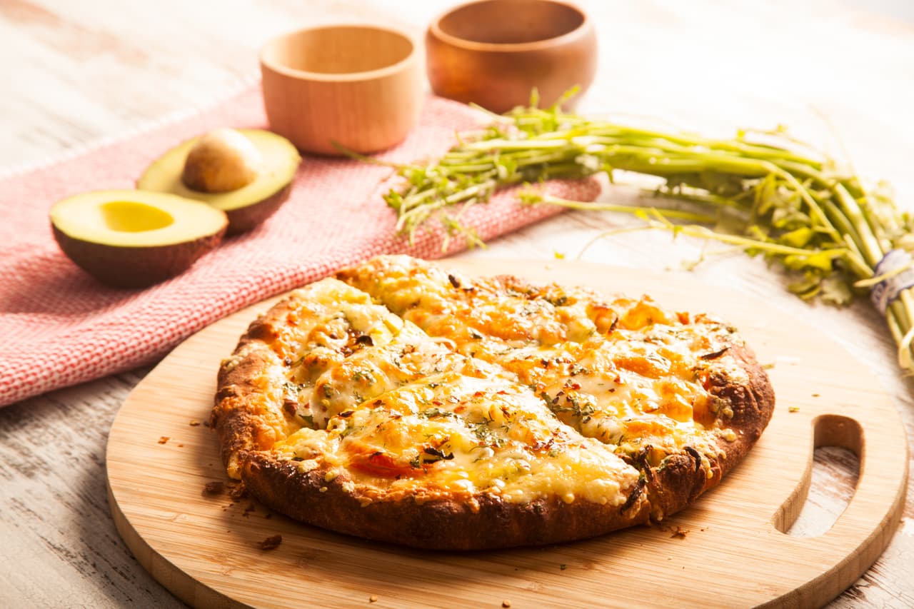 Pizza de aguacate con queso