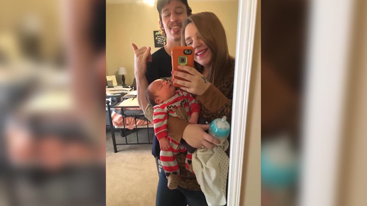 La policía dice que McKinzie trabajaba en Waffle House y salió del trabajo alrededor de la medianoche. Luego condujo hasta la casa de su madre para recoger al bebé.